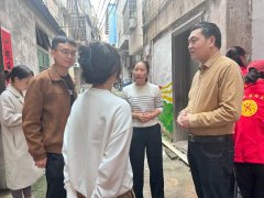 百万大学生进社区丨湛幼学子献爱心，手绘巷子添新彩