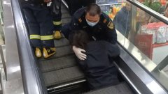 女子下半身被卷入扶梯 超市那边正在配合调查