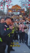我给你磕头！保安与游客冲突后自扇耳光下跪道歉：我对不起你！