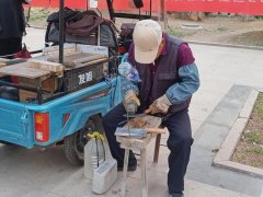 【新时代文明实践】钢山街道鸿景雅苑社区开展“小小磨刀，暖暖关怀”志愿服