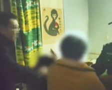 男子溜进女厕偷窥被发现，母亲得知后怒扇巴掌：就改不了