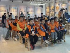 红山区铁南街道文联路社区开展首期“小小传承人，走进皮影基地”培训课
