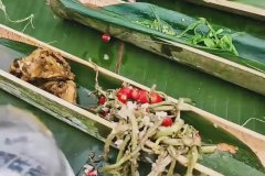 有网友花费128元体验当地千人宴，结果上菜时发现全是花生毛豆