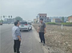 皇台街道党工委副书记、办事处主任魏弋博带队对城市围挡拆除、垃圾围城整治