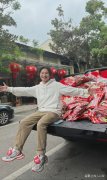 女生结婚收到一车辣条随礼 网友:得多久才能吃完