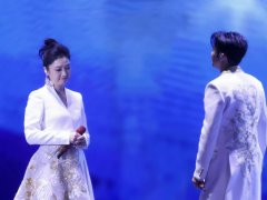 <b>凤凰传奇演唱会逐渐伍佰化，质疑伍佰超越伍佰 粉丝表示：很感动吧</b>