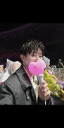 周杰伦杭州演唱会送外套给粉丝，死丫头命真好