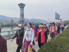 集安市黎明街道锦江社区开展“凝心聚力跟党走 健康快乐伴我行”健步走活动