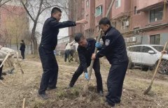 警地融合 警民融合丨红旗公安分局与社区共同开展植树活动