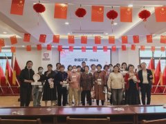 城阳街道白云山社区组织开展“巧手制作幸福花”仿真花摆件手工制作活动