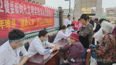 睢县城关镇康乐路社区联合县卫健委开展“健康义诊进社区”文明实践活动