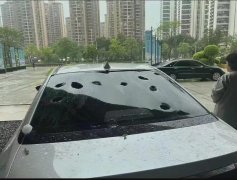 广州下冰雹 超大冰球猛烈砸下 车都砸烂了