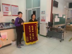 我为群众办实事 | 暖心！怡馨二社区书记岳瑞霞勇救落水者 家属致谢送锦旗