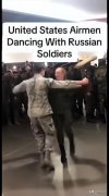 美国男兵与俄罗斯女兵牵手跳舞！其驻扎同一军事基地氛围其乐融融