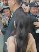保安看刘亦菲时的眼神大揭秘！你也被击中了吗 