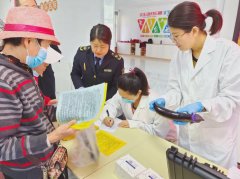 雨亭街道观湖社区举办“蓝盾在守护 你点我检服务惠民生”食品安全检测活动