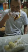 53岁爸爸第一次吃榴莲以为是面包 引起网络热议