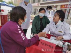 许商街道公园社区开展“爱在母亲节，义诊送健康” 活动