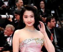 <b>关晓彤在努力扮演大人了 成熟卷发搭配肉粉色抹胸长裙抚媚十足</b>