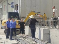 江南街道：坚决遏制乱修乱建 依法拆除违法建筑