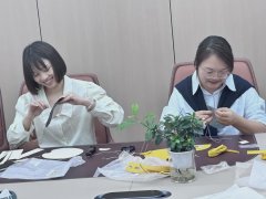 瑶溪街道滨江文化礼堂开展“以针为笔·以线为墨”DIY针线包主题活动