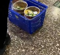火车站候车厅15元盒饭几乎没人买！农民工舍不得吃，年轻人嫌难吃