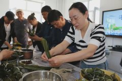 兴安路街道退役军人服务站开展“粽叶飘香 浓情端午”包粽子活动