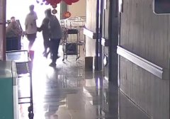 女童不慎跌入医院开水桶，遭受严重烫伤，病情被诊断为特重度烧伤