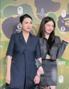 56岁邱淑贞与女儿合照曝光，母女同框气质出众，获赞岁月无法掩盖的美