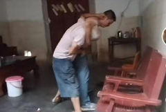少年目睹爷爷受欺凌，心灵受创悲痛欲绝，不幸投河自尽，打人者被判九年十个
