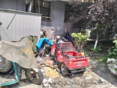 丹顶鹤社区联合多部门整治老人废品堆放问题，还居民干净整洁环境