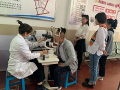 先锋街道曙光社区新时代文明实践站组织开展“全国爱眼日”义诊活动