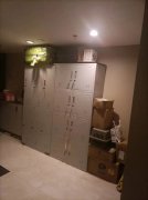 香港路社区开展小区楼道内安全整治工作
