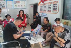 手相牵 爱相随——合水中路社区开展为残疾人发放爱心定位卡