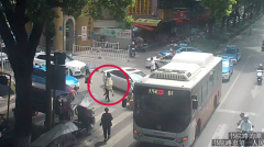 <b>我为群众办实事 交警火速救援晕厥乘客，开辟生命通道显担当</b>