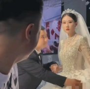 <b> 婚闹太气人！朋友用酒对着新人喷 新娘霸气还击</b>
