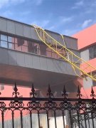 郑州一小学内塔吊倒塌，当地：事发施工区域，无人员伤亡