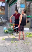 执法人员遭菜农持刀相向？当地回应街道办：网上说法不实，他处于醉酒状态